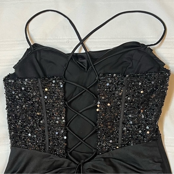 Corset Gown Sequin Bodice Mermaid‎ Train Slit Blk See measurements EUC 
💥SALE💥 - Picture 7 of 9